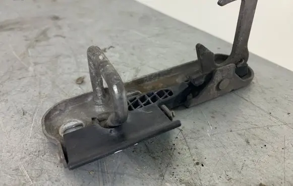 Volkswagen Golf V Engine bonnet/hood lock/latch loop/hook 1K0823480