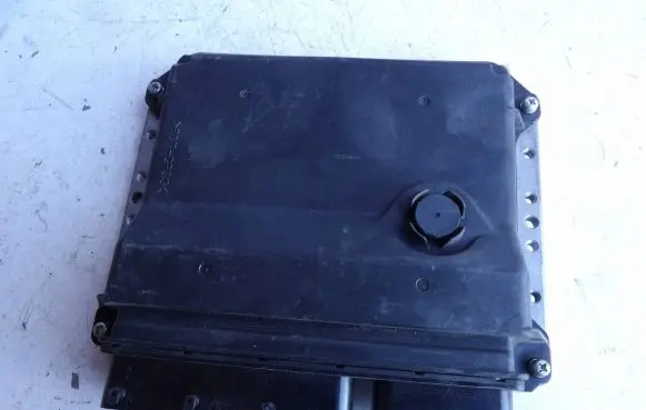 Toyota Avensis T270 Engine control unit/module 8966105F20 MB2759004732