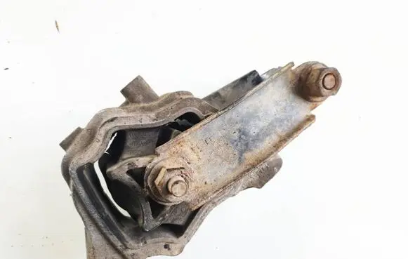 Engine mount vacuum valve