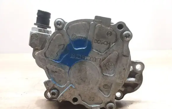 Volkswagen Golf VI Vacuum pump 03L145100G