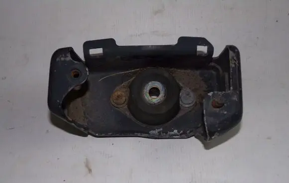 Peugeot 206 Engine mount bracket