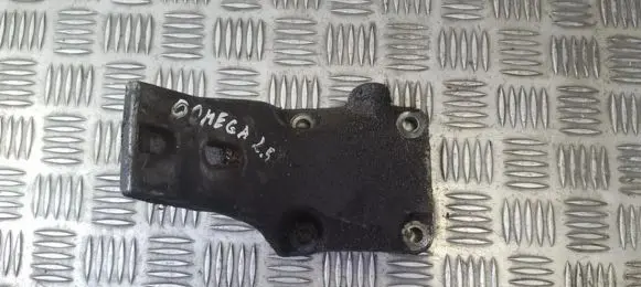 Opel Omega B1 Engine mounting bracket