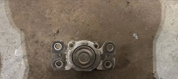 Volvo V70 Engine mount bracket 6G927M121NF