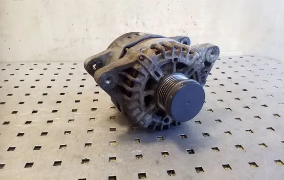 Hyundai ix35 Generator/alternator 373002F100 FG15S034 2606259
