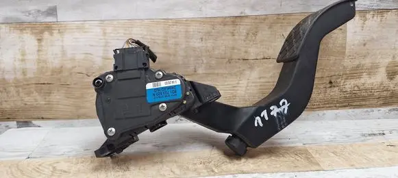 Accelerator throttle pedal
