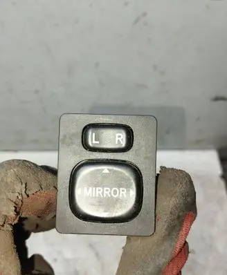 Toyota Corolla Verso AR10 Wing mirror switch 769746 183574