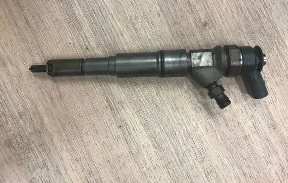 BMW 5 E60 E61 Fuel injector 147652