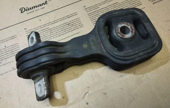 Honda FR-V Engine mount bracket