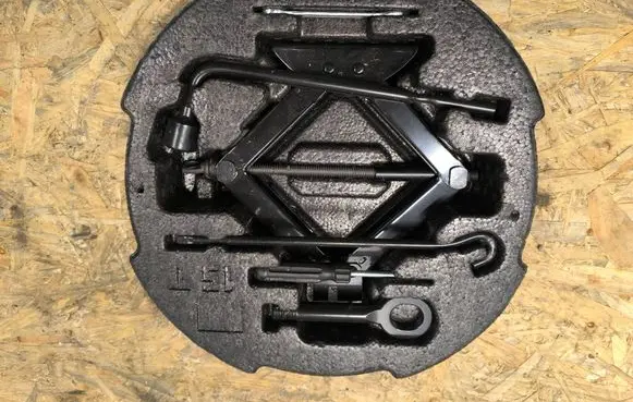 Hyundai i30 Tool set 0009900V160