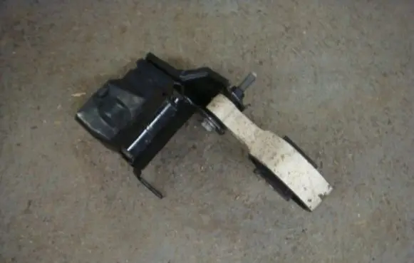 Citroen C-Elysée Engine mount bracket