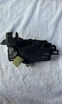 Opel Astra H Front door lock 13128111