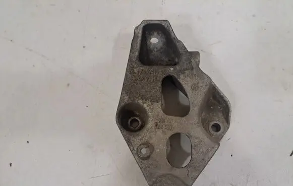 BMW 4 F32 F33 Engine mounting bracket 6859415