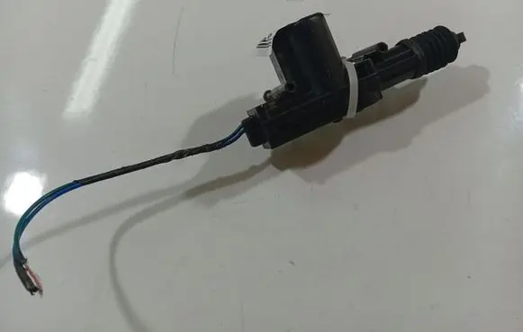 Volkswagen Polo IV 9N3 Central locking motor 7L932037992