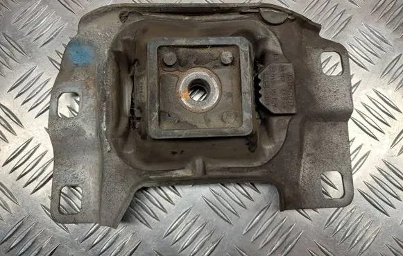Engine mount bracket