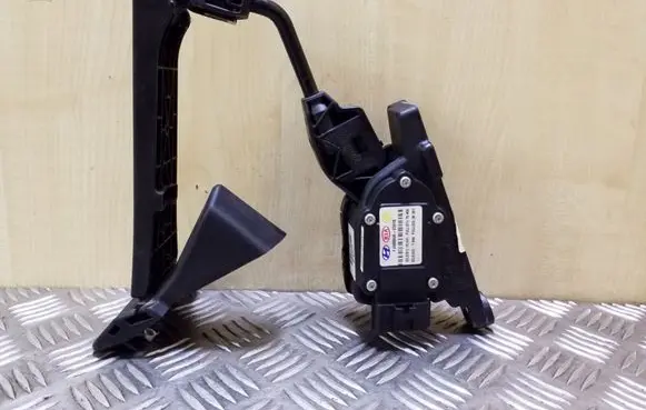 KIA Sportage Accelerator throttle pedal 327002S910