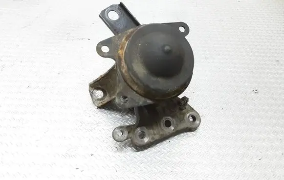 Mitsubishi Grandis Engine mount bracket