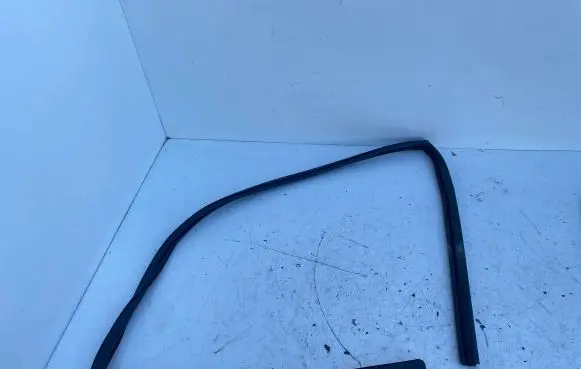 KIA Rio Rubber seal front door window/glass 