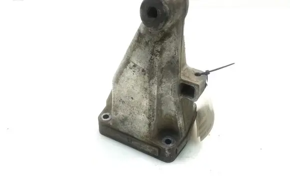 Engine mounting bracket