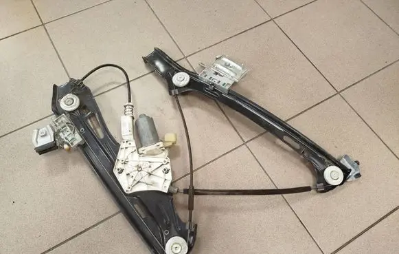 Mercedes-Benz CLS C219 Front door window regulator with motor
