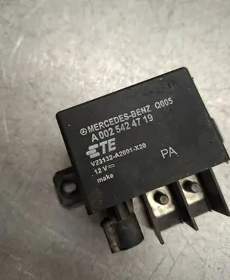 Mercedes-Benz E W211 Charging relay A0025424719 V23132A2001X20