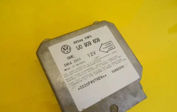Volkswagen Golf IV Airbag control unit/module 1j0909609