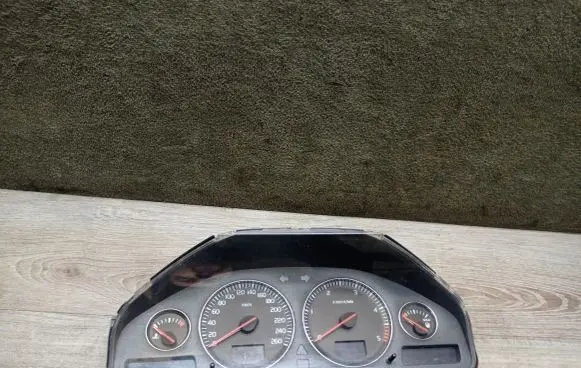 Volvo V70 Speedometer (instrument cluster) 30682277 8602885