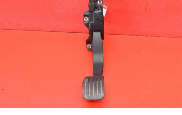 Accelerator throttle pedal