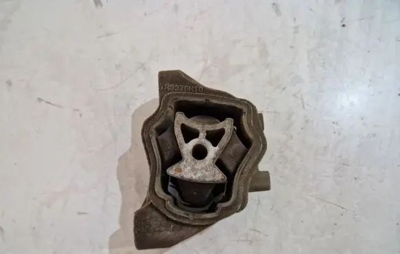 Volvo XC70 Engine mount bracket