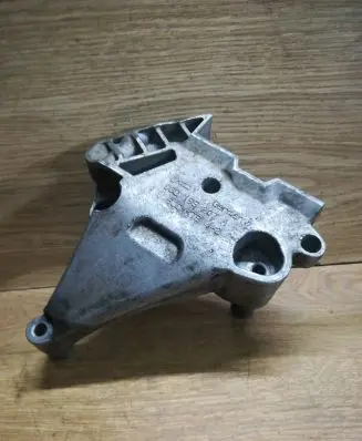 Volkswagen Touran I Engine mounting bracket 03G199207A 500K184