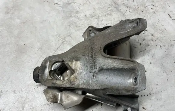 BMW X5 F15 Engine mounting bracket 6864614