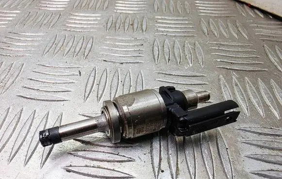Volvo V40 Fuel injector 31478608