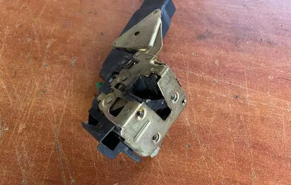 Mitsubishi Carisma Front door lock