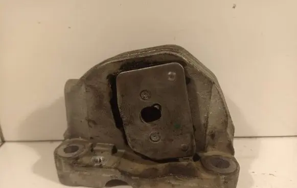 Volvo XC90 Engine mount bracket 326d20e