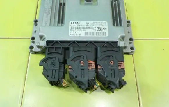Peugeot 308 Engine control unit/module 9666104380