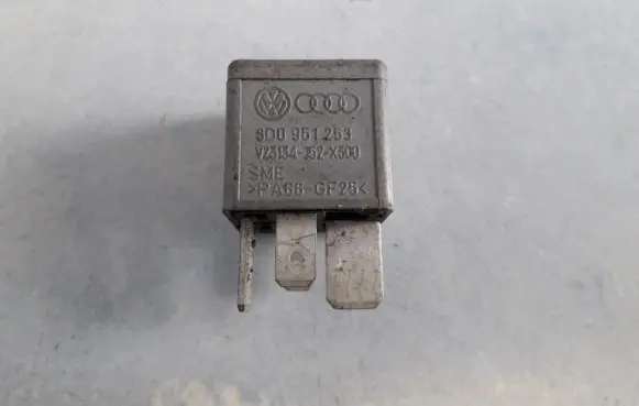 Volkswagen PASSAT B5.5 Other relay 8D0951253 V23134-J52-X300