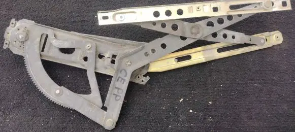 Mercedes-Benz W123 Front door manual window regulator 
