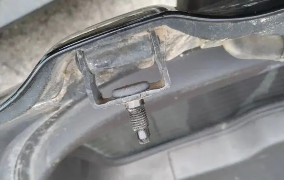 Mazda 5 Tailgate/trunk/boot hinge 