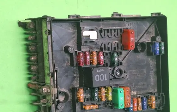 Volkswagen Caddy Fuse module 1k0937125