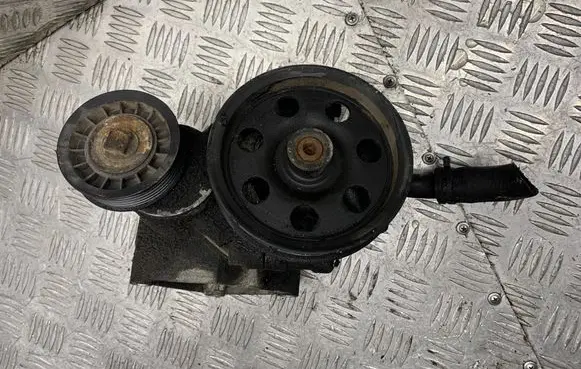 Ford Focus Power steering pump XS4E3A733AC