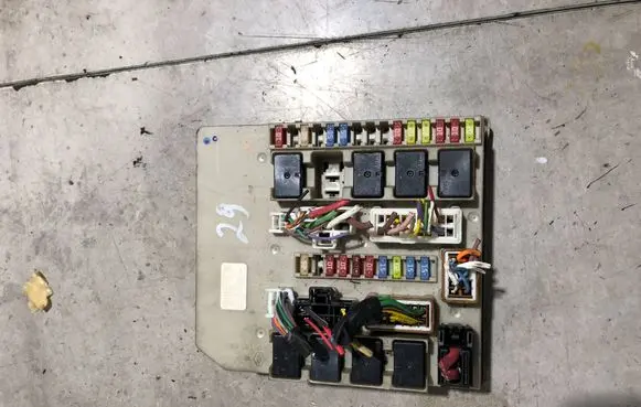 Renault Clio III Fuse module 902663A R9F181402