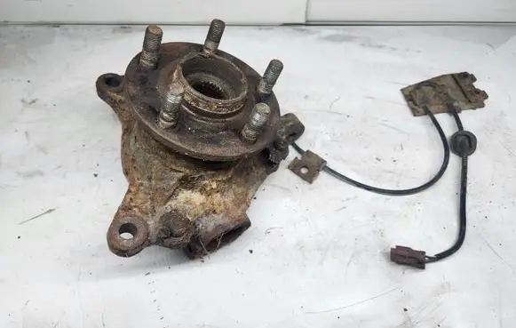 Subaru Forester SF Front wheel hub spindle knuckle