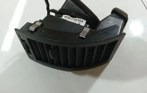 Volkswagen Polo IV 9N3 Dash center air vent grill 6q0819704