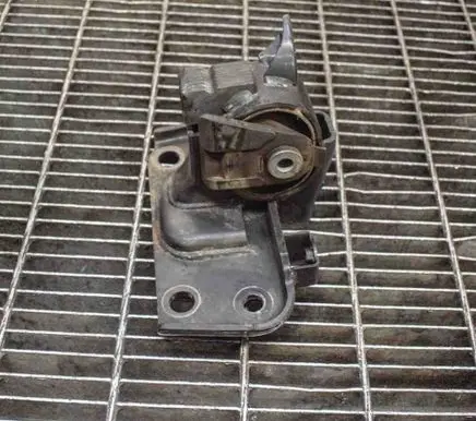 Toyota Verso-S Engine mount bracket