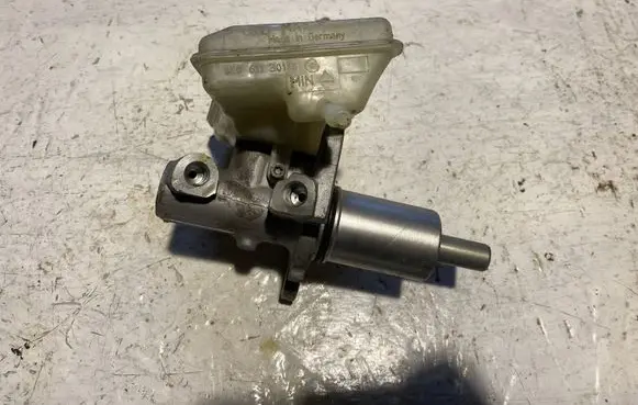 Audi A6 S6 C6 4F Brake fluid reservoir 8E0611301G