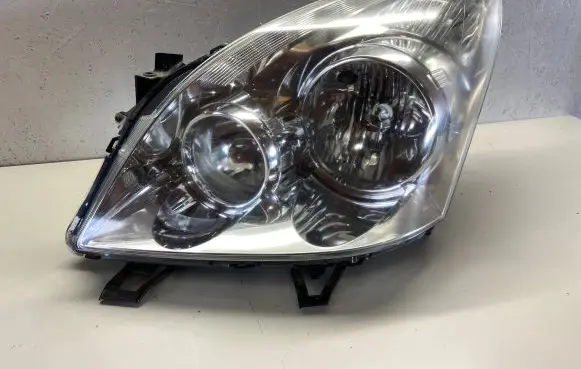 Toyota Corolla Verso AR10 Headlight/headlamp M606GF10 PBTT020