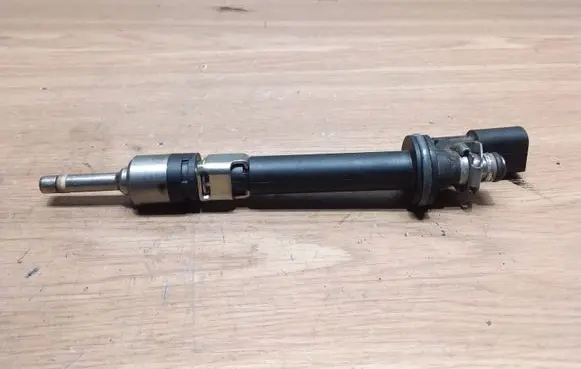 Volkswagen PASSAT B6 Fuel injector 03H906036A