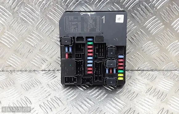 Nissan Pathfinder R52 Fuse module 284B7EB33B