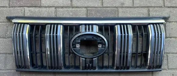 Toyota Land Cruiser (J150) Front bumper upper radiator grill 5311160B20