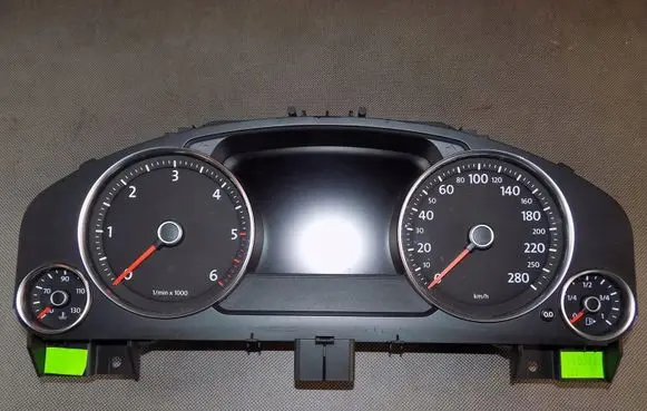 Volkswagen Touareg II Speedometer (instrument cluster) 7P6920880D