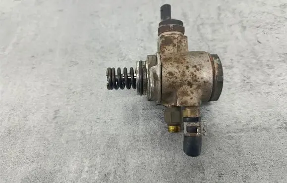 Volkswagen PASSAT B6 Fuel injection high pressure pump 03C127026D
